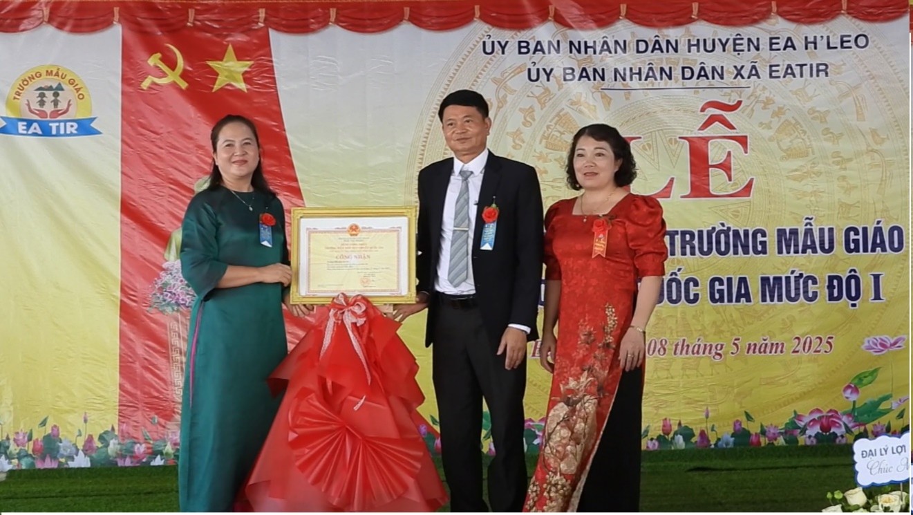 Lễ đón bằng công nhận Trường Mẫu Giáo xã Ea Tir đạt chuẩn quốc gia mức độ I